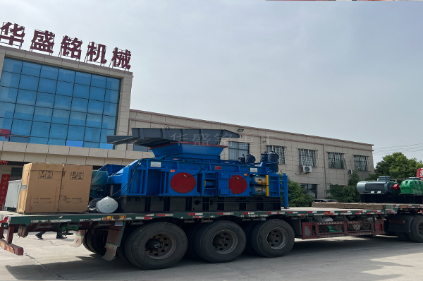 大(da)型(xing)對(dui)輥(gun)破(po)碎機+振(zhen)動(dong)篩裝(zhuang)車髮徃雲(yun)南(nan)