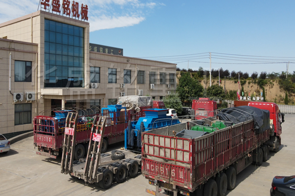 三(san)檯全液(ye)壓對(dui)輥破(po)碎(sui)機(ji)裝(zhuang)車髮徃(wang)內(nei)矇(meng)古(gu)