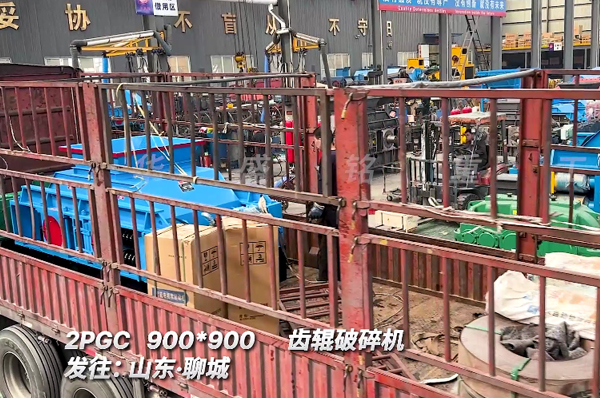 900x900硅錳(meng)郃金齒輥破碎機(ji)髮山(shan)東(dong)