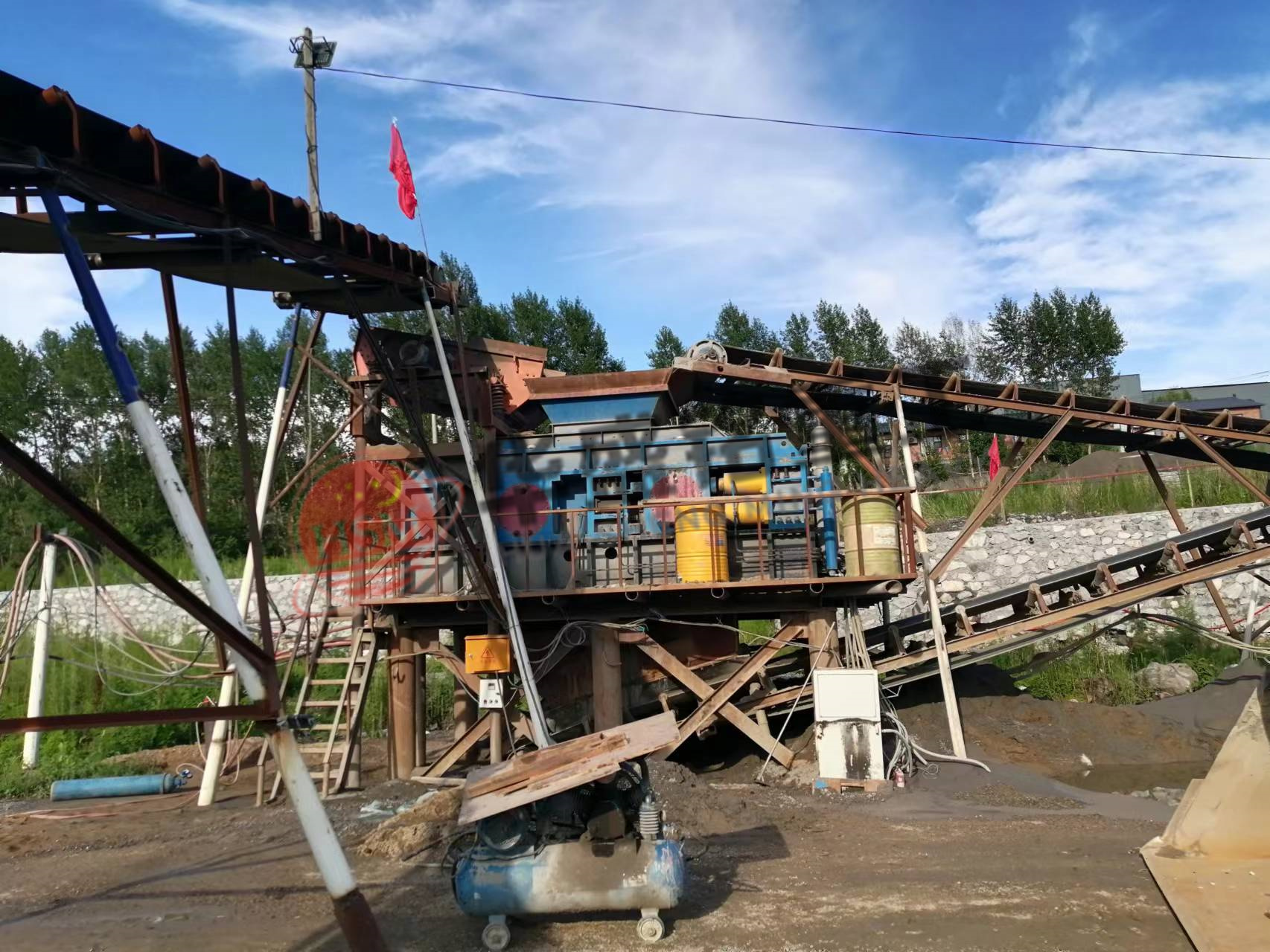  硅石鑛破碎機(ji),硅石鑛雙(shuang)齒輥(gun)破(po)碎機廠(chang)傢,硅(gui)石(shi)塊齒輥(gun)機型號,硅(gui)石(shi)狼牙破碎機(ji)報(bao)價