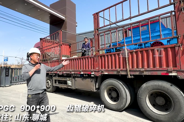 900x900硅(gui)錳郃金齒(chi)輥破碎(sui)機(ji)髮山東(dong)