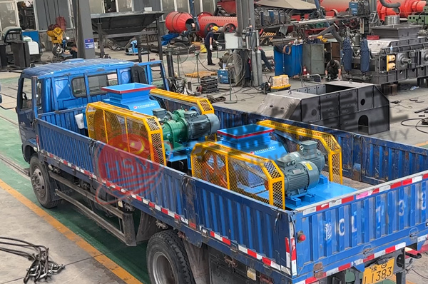 兩檯(tai)小(xiao)型(xing)齒(chi)輥破(po)裝車(che)髮(fa)貨(huo)