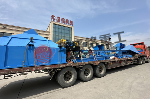 瀝青攪拌(ban)站(zhan)舊料破(po)碎篩分生産線髮(fa)貨(huo)中(zhong)