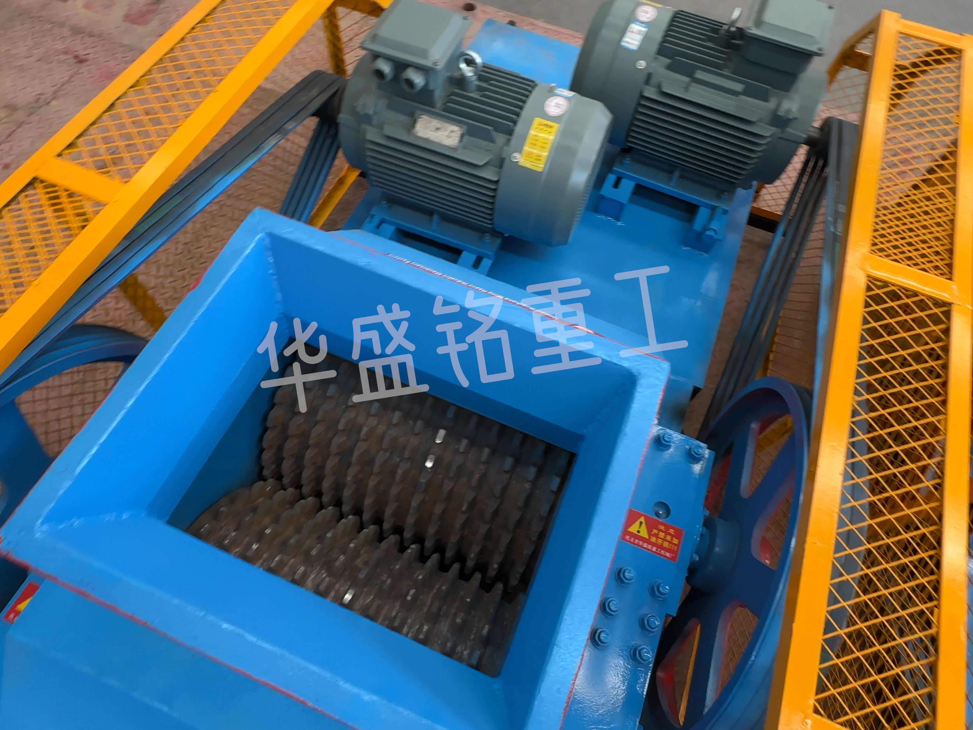 大(da)塊(kuai)瀝(li)青料破碎(sui)機(ji),瀝青(qing)銑鑤(bao)料破碎機,瀝青再生料(liao)雙(shuang)齒(chi)輥(gun)破碎機(ji)廠(chang)傢 