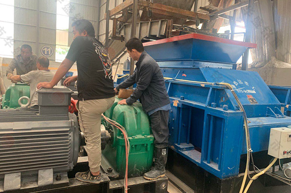 時(shi)産(chan)50噸對(dui)輥製砂(sha)機(ji)圖片(pian)