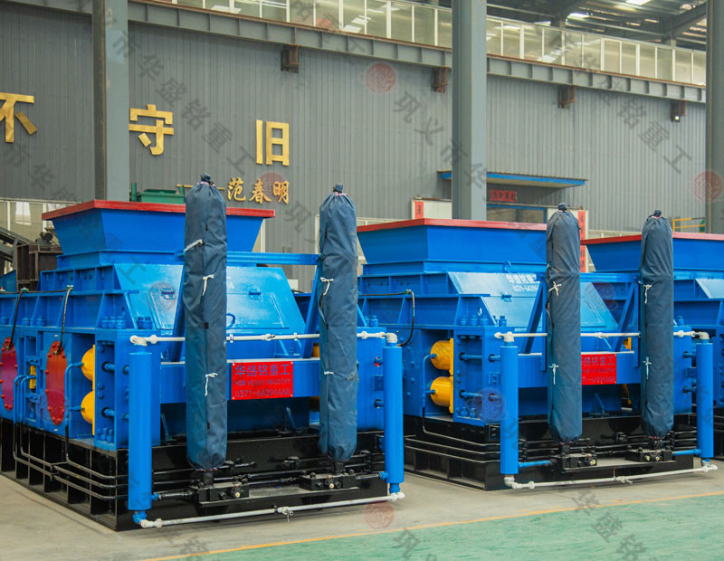 雙齒輥式(shi)破(po)碎機